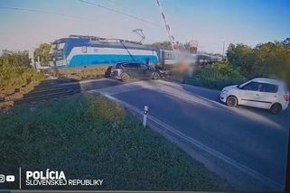 Řidič na Slovensku řešil závory, ale ne světla. Před jedoucím vlakem začal zmatkovat - Novinky